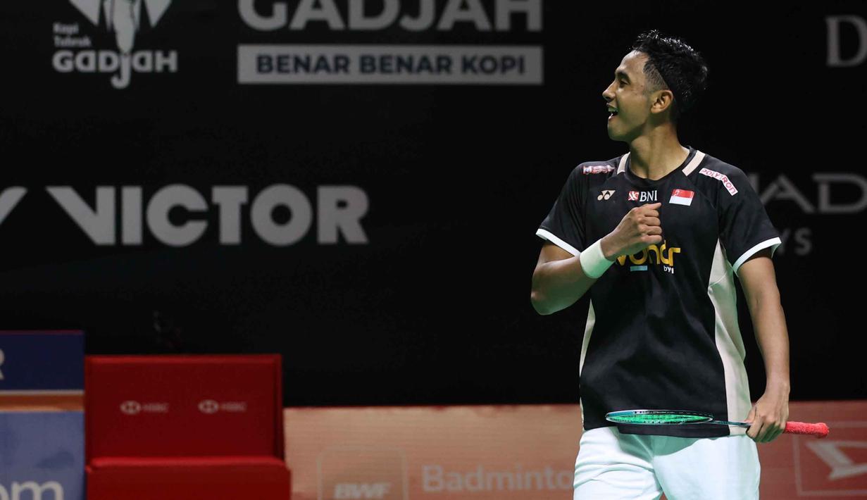 Alwi Farhan menutup laga dengan kemenangan atas Wang Zheng Xing dengan skor 15-21, 21-19, 21-16. Tampak dalam foto, pebulu tangkis tunggal putra Indonesia, Alwi Farhan saat merayakan kemenangan atas wakil China, Wang Zheng Xing, pada babak 16 besar Indonesia Masters 2026 di Istora Gelora Bung Karno, Senayan, Jakarta, Kamis (22/1/2026). (Bola.com/M Iqbal Ichsan)