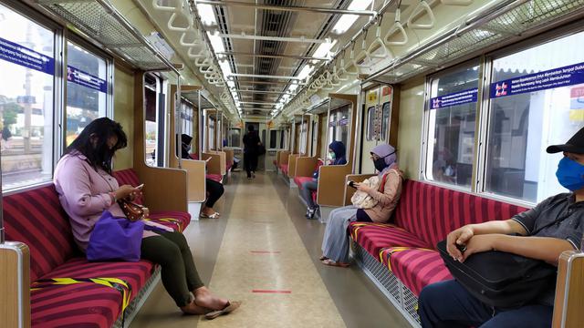 Penumpang KRL Sepi Imbas Penerapan PSBB Jabodetabek