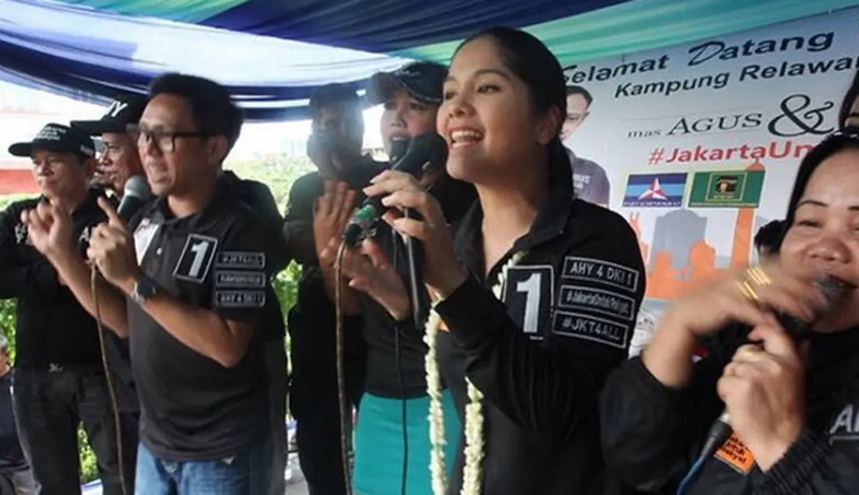 Beberapa selebriti terlihat ikut kampanye salah satu pasangan calon yang di usungnya. Eko Patrio, komedian dan presenter itu terlihat ikut dalam kampanye calon Agus-Silvi nomor urut satu. (dok. Instagram)