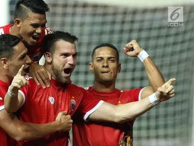Pemain Persija merayakan gol yang dicetak Marko Simic (kedua kanan) saat laga persahabatan melawan Selangor FA di Stadion Patriot Candrabhaga, Bekasi, Kamis (6/9). Babak pertama berakhir imbang 1-1. (Liputan6.com/Helmi Fithriansyah)