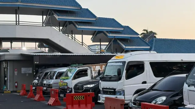 Antrean kendaraan di kawasan pelabuhan Ketapang. (Liputan6.com/Hermawan Arifianto).