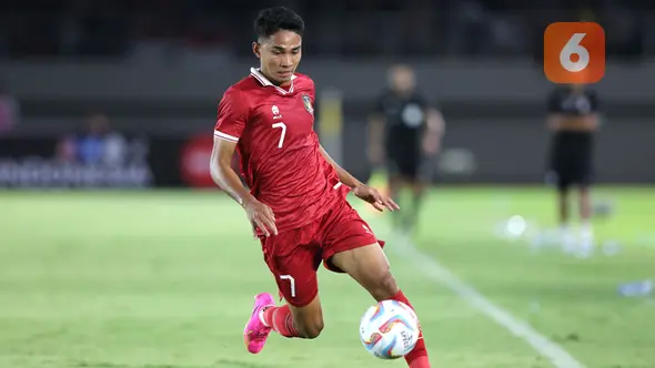 <p>Pemain Timnas Indonesia U-23, Marselino Ferdinan menguasai bola saat melawan Chinese Taipei U-23 dalam pertandingan Grup K Kualifikasi Piala Asia U-23 2024 di Stadion Manahan, Solo, Sabtu (9/9/2023). (Bola.com/Arief Bagus)</p>