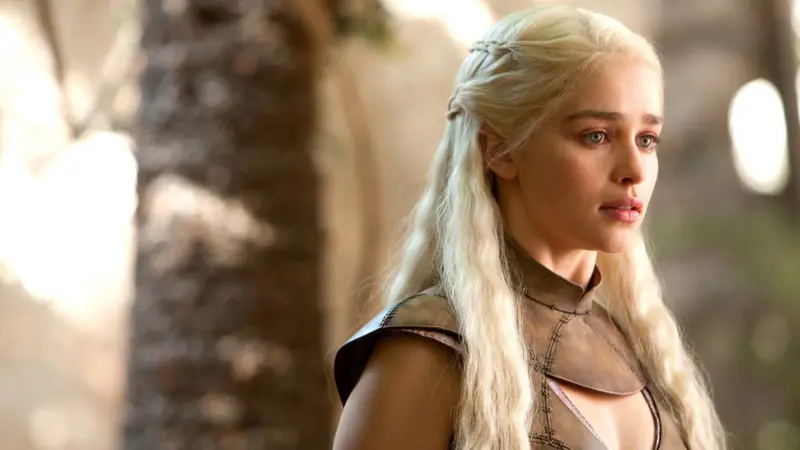 Emilia Clarke dalam serial Game of Thrones. (yukatan.com.mx)