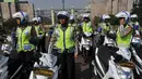 Polisi Wanita (polwan)‎ cantik tampak berjejer di depan gedung DPR untuk menjaga keamanan acara pelantikan Jokowi-JK di depan gedung DPR, Jakarta, (20/10/14). (Liputan6.com/Miftahul Hayat)  