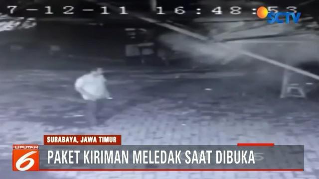 Sebuah rekaman CCTV memperlihatkan seorang penerima paket sedang memeriksa kiriman yang berisi kardus handphone di sebuah pos di Jalan Laksda Muhammad Nasir, Tanjung Perak, Surabaya, Jawa Timur, Senin, 11 Desember 2017. Tanpa curiga, dia pun kemudian...