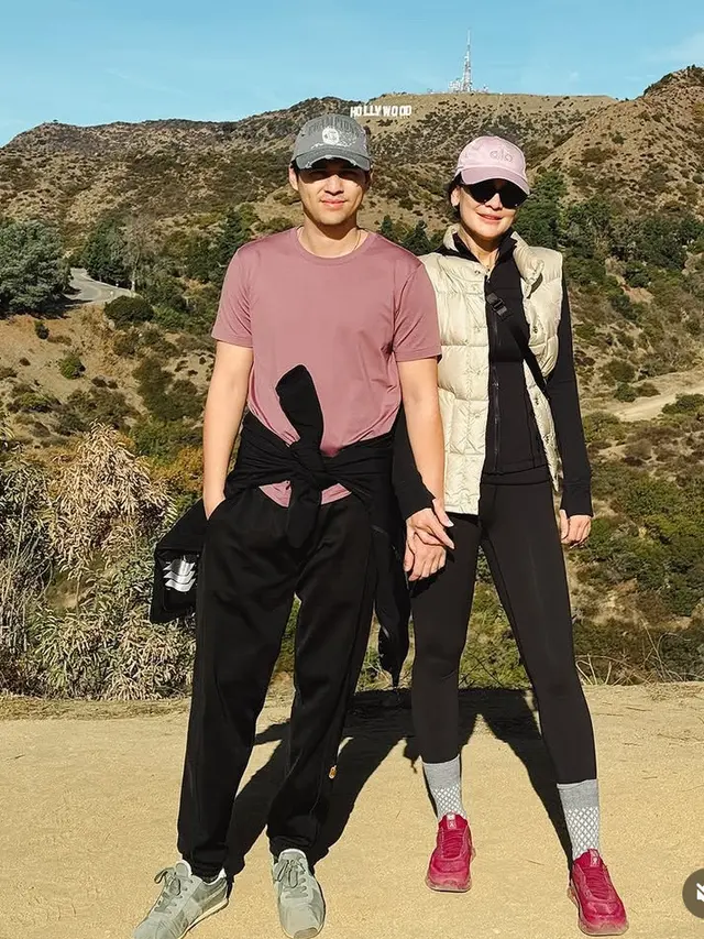 Luna MayaBerfoto di Depan Hollywood Sign, Sebelum Kebakaran di Los Angeles. [@lunamaya]