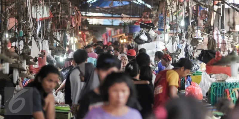 20160704-Penuhi Kebutuhan Lebaran, Warga Serbu Pasar Tradisional-Jakarta