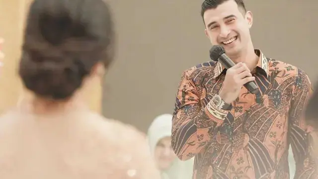 10 Model Baju Batik Pria yang Cocok untuk Berbagai Acara ala Artis Indonesia