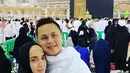 Saat menjalani ibadah umrah dengan sang suami, aktris sekaligus presenter ini tampil dengan hijab syari dan gamis berwarna senada. Penampilannya yang berbeda dari biasanya pun menuai pujian dari sahabat dan para penggemarnya.(Liputan6.com/IG/@ussypratama)