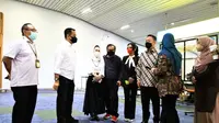 Stakeholder sektor kesehatan nasional meninjau langsung pelaksanaan tes PCR bagi penumpang dari luar negeri yang baru mendarat di Bandara Soekarno-Hatta.