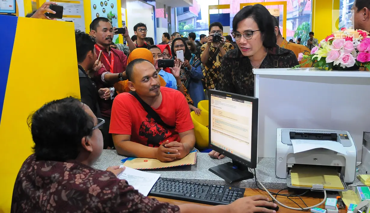 Menteri Keuangan Sri Mulyani Indrawati meninjau kegiatan pelaporan surat pemberitahuan tahunan (SPT) pajak penghasilan (PPh) di kantor pelayanan Pajak, Jakarta, Jumat (29/3). Batas pelaporan SPT untuk badan atau perusahaan adalah per 30 April 2019. (Liputan6.com/Angga Yuniar)