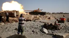 Pasukan Libya menggunakan tank T-55 menembakkan peluru kearah militan ISIS di Sirte, Libya, (3/8). Tentara Libya yang bersekutu dengan PBB kembali bertempur untuk merebut kembali kota Sirte dari tangan kelompok militan ISIS. (REUTERS/Goran Tomasevic)