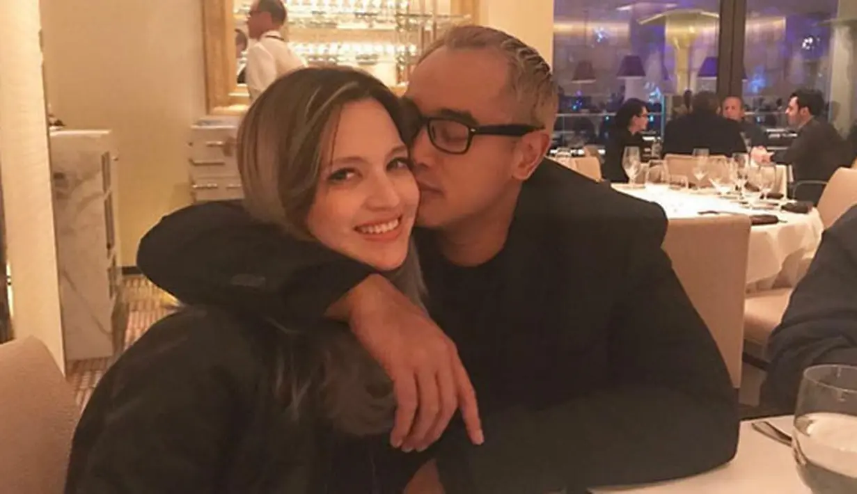 Istri Ardi Bakrie ini mengatakan, keterlibatannya di dunia hiburan lantaran adanya keterpaksaan dengan kondisi ekonomi keluarga mereka. Nia benar-benar mencari uang dan biaya sekolah dari dunia entertain itu. (Instagram/ramadhaniabakrie)