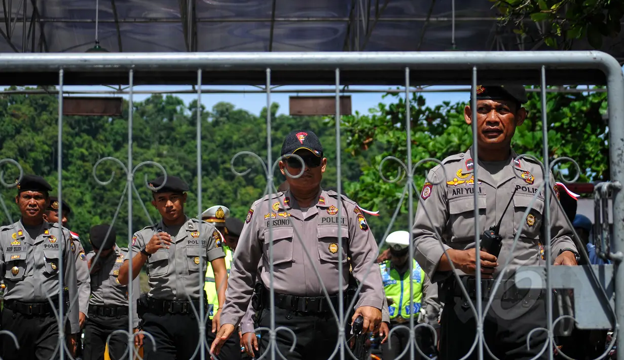 Aparat kepolisian melakukan penjagaan ketat di pintu masuk dermaga Lapas Nusakambangan, Cilacap, Senin (27/4/2015). Menjelang eksekusi mati terpidana narkoba, penjagaan di Dermaga Wijayapura mulai diperketat. (Liputan6.com/Yoppy Renato)