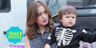 Jessica Iskandar rela membatalkan pekerjaannya demi mengantar El Barack Alexander ke sekolah.