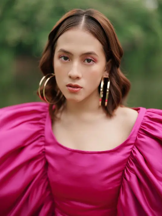 Riasan nuansa fuschia lewat kelopak mata dengan lipstik warna bibir yang menarik. [@zaraadhsty]