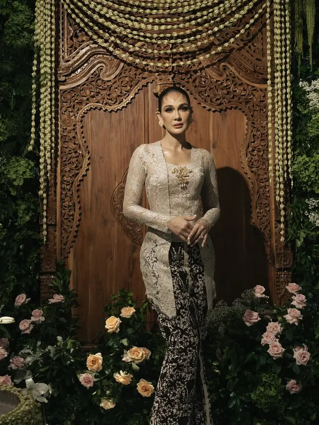 9 Model Kebaya yang Dikenakan Luna Maya