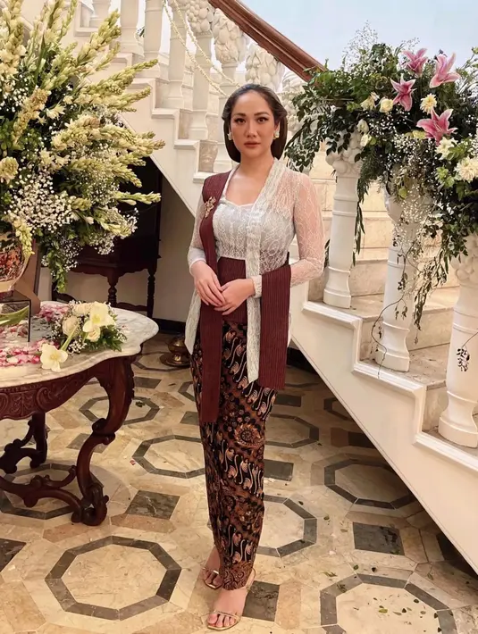 Penampilan anggun dan elegan BCL mengenakan kebaya kutubaru warna biru abu berpadu kain sogan. [Instagram/didietmaulana]