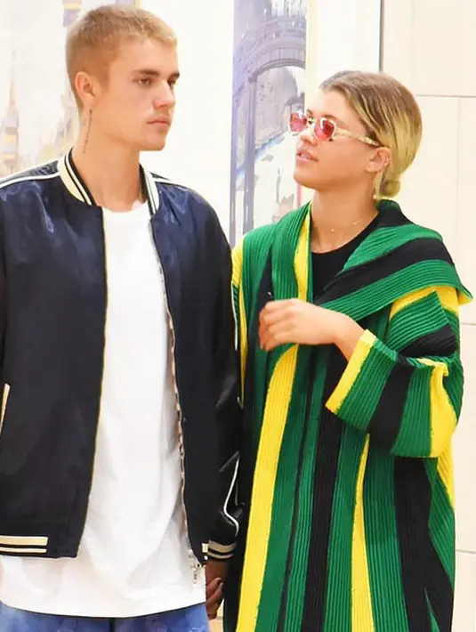 Setelah berlibur ke Jepang-Meksiko itu nampaknya hubungan mereka yang baru seumur jagung harus putus ditengah jalan. Pasalnya, kebersamaan mereka terakhir terlihat di saat Justin dibayari makan oleh penggemarnya. (Intagram/Justin Bieber)