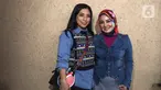 Penyanyi Siti Rahmawati atau Siti KDI (kiri) bersama penyanyi Cici Paramida saat ditemui di kawasan Mampang, Jakarta, Kamis (4/8/2022). Siti menjodohkan teman-temannya kepada Cici Paramida untuk dijadikan suami. (Liputan6.com/Herman Zakharia)
