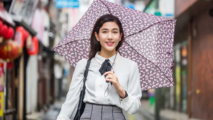 perempuan membawa payung