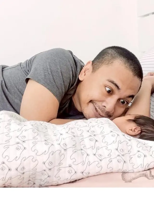 Momen Raditya Dika Saat Tidur Bersama Anaknya, Hot Daddy Banget