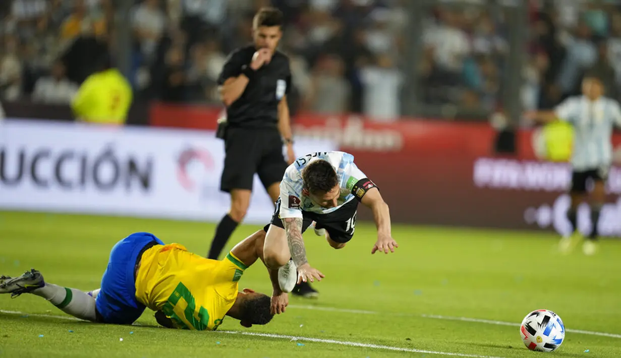 Pemain Argentina Lionel Messi (kanan) dilanggar oleh pemain Brasil Matheus Cunha pada pertandingan sepak bola kualifikasi Piala Dunia 2022 di Stadion Bicentenario, San Juan, Argentina, 16 November 2021. Pertandingan berakhir dengan skor 0-0. (AP Photo/Natacha Pisarenko)