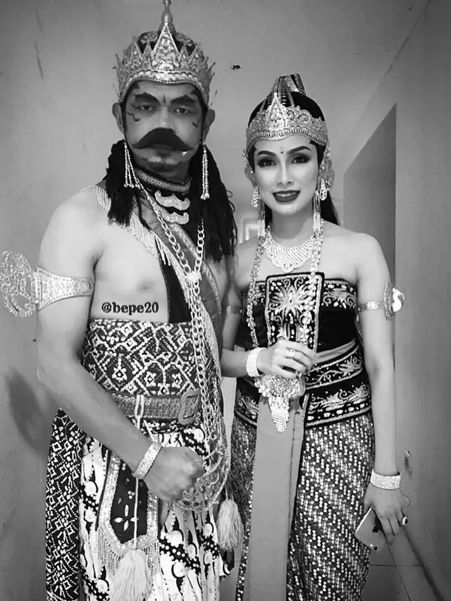 Digugat Pengesahan Anak, Ini 7 Potret Kebersamaan Bambang Pamungkas dengan Istri