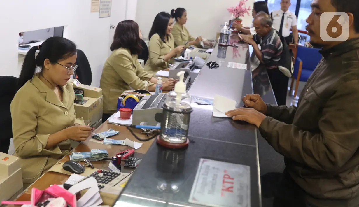 Pegawai tengah menghitung mata uang rupiah di penukaran uang di Jakarta, Rabu (4/3/2020). Rupiah ditutup menguat 170 poin atau 1,19 persen menjadi Rp14.113 per dolar AS dibandingkan posisi hari sebelumnya Rp14.283 per dolar AS. (Liputan6.com/Angga Yuniar)