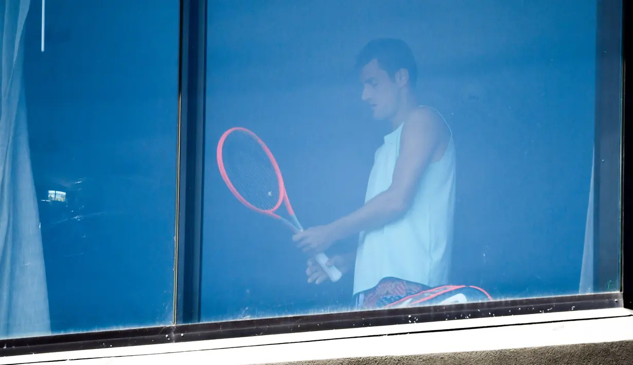 Petenis Australia, Bernard Tomic melakukan latihan dikamar hotel saat menjalani karantina selama dua minggu setelah kedatangannya di Melbourne, Minggu (17/1/2021). (Foto: AFP/William West)