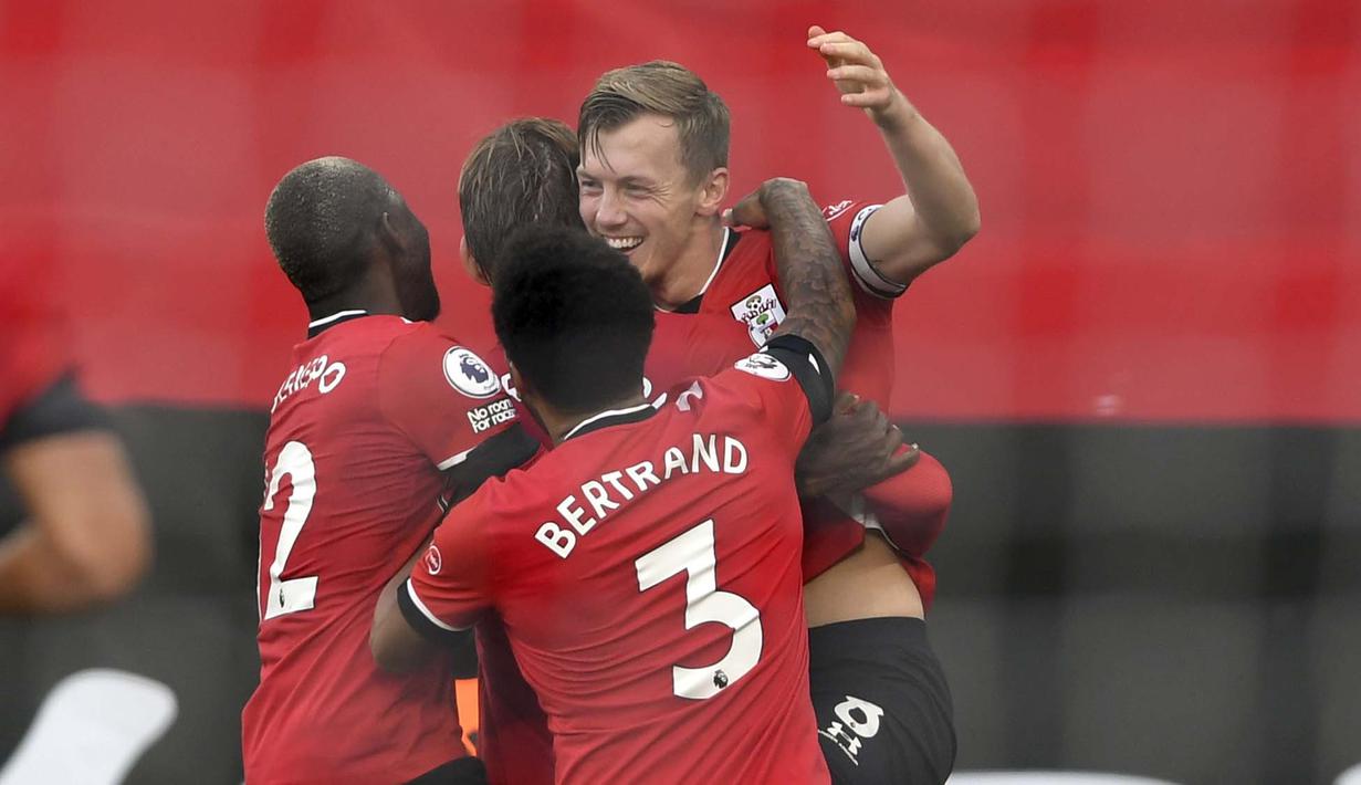 Pemain Southampton, James Ward-Prowse, melakukan selebrasi usai mencetak gol ke gawang Manchester United pada laga Liga Inggris di Stadion St. Mary's, Minggu (29/11/2020). MU menang dengan skor 3-2. (Mike Hewitt, Pool via AP)