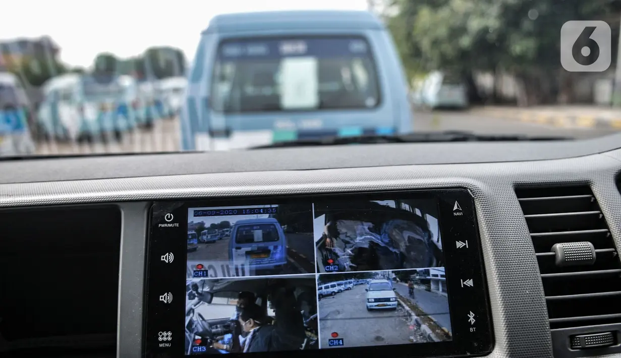 Layar monitor yang terdiri dari empat CCTV terpantau pada ruang sopir angkutan Jak Lingko All New Purwarupa Mikrotrans, Jakarta, Minggu (6/9/2020). PT Transjakarta meluncurkan All New Purwarupa Mikrotrans sebagai armada baru Jak Lingko. (merdeka.com/Iqbal S. Nugroho)