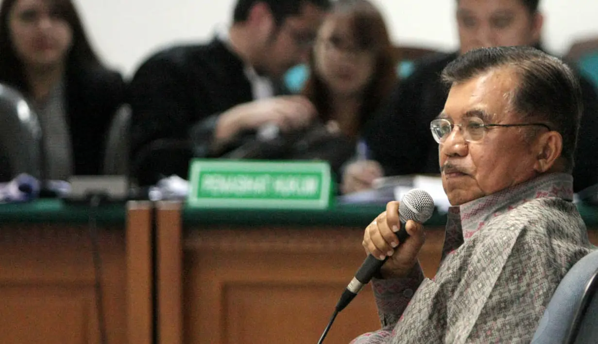 Jusuf Kalla menjadi saksi untuk terdakwa kasus Bank Century, Budi Mulya di Pengadilan Tipikor, Kamis (8/5/14). (Liputan6.com/Faisal R Syam)