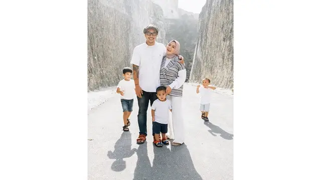 6 Potret Terbaru Enno Lerian, Mantan Penyanyi Cilik yang Jadi Tulang Punggung Keluarga