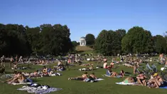 Orang-orang menikmati cuaca musim panas di Taman Englischer Garten, Munich, Jerman, 3 Agustus 2022. (AP Photo/Matthias Schrader)