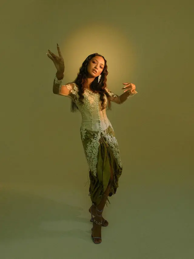 Asmara Abigail Pakai Kebaya