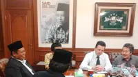 Senator Australia Selatan Nick Xenophon dan Imam Masjid Alice Spring Australia Syekh Kafrawi Abdurrahman Hamzah menyambangi Kantor PBNU, Jakarta. (Liputan6.com/Taufiqurrohman)