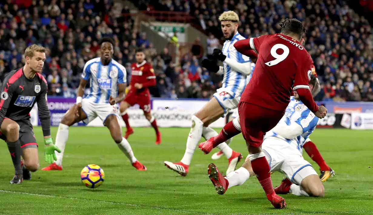 Pemain Liverpool, Roberto Firmino berhasil mencetak gol ke gawang Huddersfield Town pada pertandingan pekan ke-25 Premier League di John Smith's Stadium, Selasa (30/1). Liverpool menang telak tiga gol tanpa balas. (Martin Rickett/PA via AP)