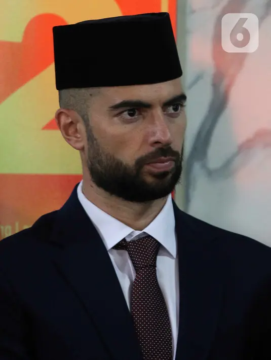 <p>Pemain sepak bola Jordi Amat usai menjalani Sumpah Janji Setia Pewarganegaraan di Kantor Wilayah Kementerian Hukum dan HAM DKI Jakarta, Kamis (17/11/2022). Jordi Amat resmi menjadi Warga Negara Indonesia (WNI) setelah prosesi pengambilan sumpah yang digelar secara tertutup. (Liputan6.com/Herman Zakharia)</p>