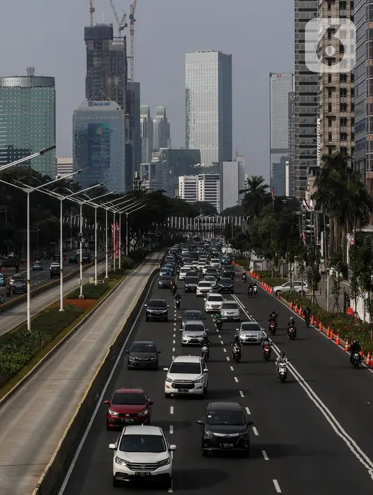 Kendaraan melintas di Jalan Jenderal Sudirman saat hari pertama pemberlakuan ganjil-genap kendaraan di Jakarta, Senin (3/8/2020). Kebijakan ganjil-genap untuk membatasi mobilitas warga dan menghindari adanya penumpukan kendaraan di jalan raya pada masa PSBB transisi. (Liputan6.com/Johan Tallo)