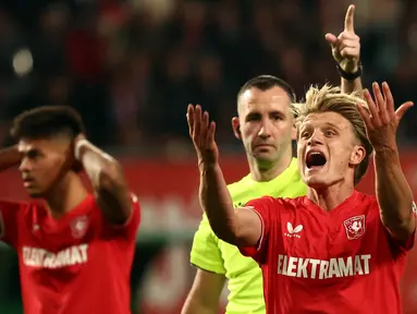 Pemain FC Twente, Sem Steijn bereaksi oleh keputusan wasit saat laga Liga Europa 2024/2025 melawan Fenerbahce di FC Twente stadium, Enschede, Belanda, Jumat (04/10/2024) dini hari WIB. (AFP/Vincent Jannink)