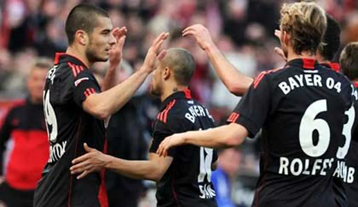 Striker muda Bayer Leverkusen Eren Derdiyok (kiri) disambut Sidney Sam dan Simon Rolfes usai menjebol gawang Schalke 04 dalam lanjutan Bundesliga di BayArena, 20 Maret 2011. Bayer unggul 2-0. AFP PHOTO / PATRIK STOLLARZ 