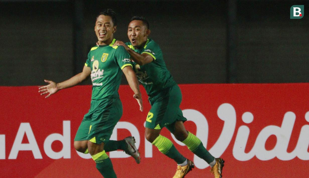 Striker Persebaya Surabaya, Samsul Arif (kiri) melakukan selebrasi bersama Rendi Irwan usai mencetak gol kedua timnya ke gawang Persik Kediri dalam laga Grup C Piala Menpora 2021 di Stadion Si Jalak Harupat, Bandung, Selasa (23/3/2021). Persebaya menang 2-1 atas Persik. (Bola.com/M Iqbal Ichsan)