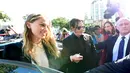 Johnny Depp dan istri Amber Heard turun dari mobil saat tiba di Pengadilan Southport Magistrates, Gold Coast Australia, (18/4/2016). Johnny Depp dan istri menghadapi sidang pengadilan atas impor ilegal anjing pasangan ke Australia. (REUTERS/Dave Hunt/AAP)