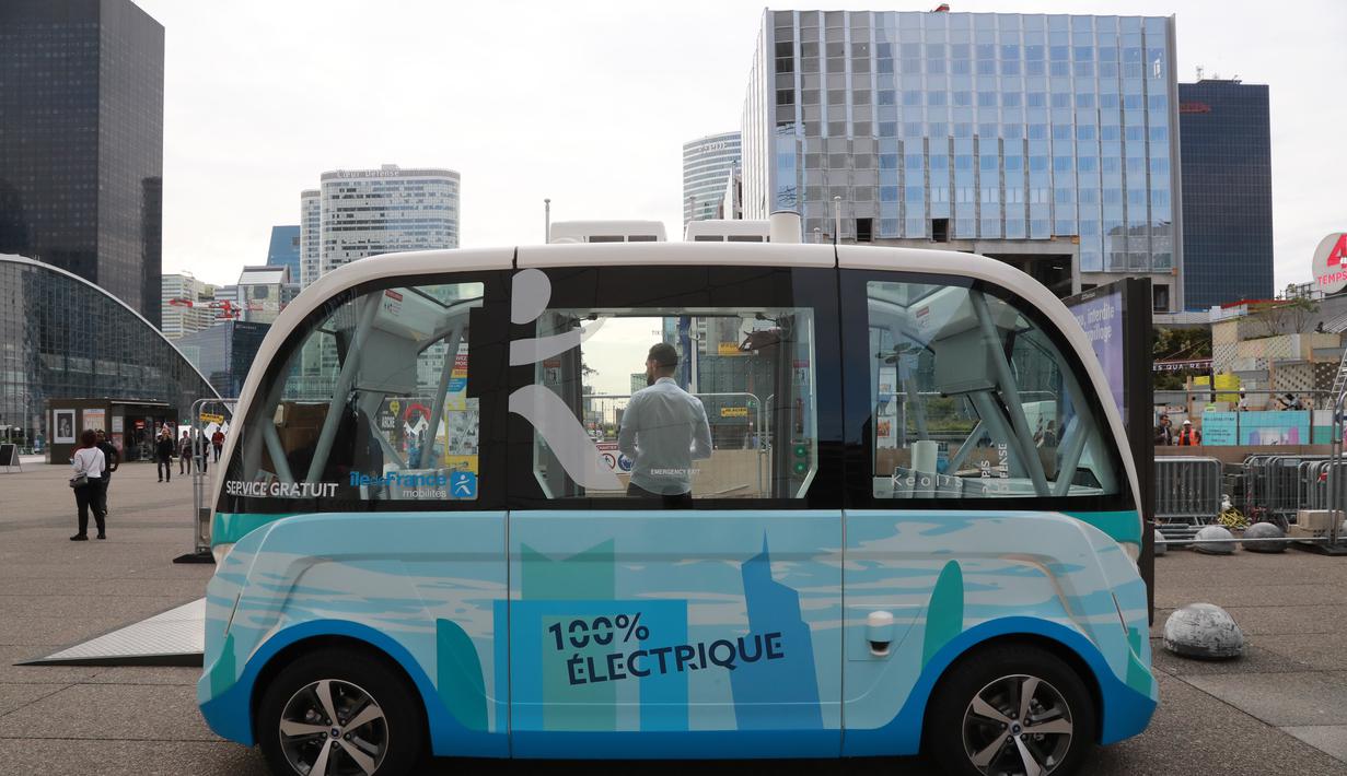 Untuk sekali pengisian penuh baterenya, bus bernama NAVAH ARMA ini bisa beroperasi penuh hingga 13 jam non stop, Paris, Prancis, Senin (3/7). (AFP Photo/Jacques Demarthon)