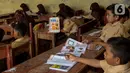 Murid SDN Samudrajaya 04 mengikuti proses belajar mengajar di Ruang Kelas 5, Desa Samudrajaya, Kecamatan Tarumajaya, Kabupaten Bekasi, Jawa Barat, Selasa (21/1/2020). Murid SDN Samudrajaya 04 terpaksa belajar di gedung sekolah yang rusak sejak tahun 2014. (merdeka.com/Imam Buhori)