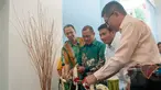 Kepala Divisi Umum PLN Danni Irawan (ketiga dari kanan), meresmikan pembukaan teater 4 Dimensi yang bertempat di Museum Listrik dan Energi Baru, Taman Mini Indonesia Indah (TMII), Jakarta, Selasa (24/2). (Liputan6.com/Yoppy Renato)