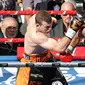 Petinju Filipina, Manny Pacquiao dan petinju Australia, Jeff Horn saling memukul pada perebutan sabuk juara kelas welter versi WBO di Stadion Suncorp, Brisbane, Minggu (2/7). Horn yang tak diunggulkan justru mampu mengalahkan Pacquiao (AP/Tertius Pickard)