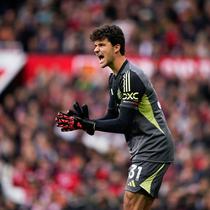 Aksi Senne Lammens pada laga pekan ke-7 Premier League antara Manchester United vs Sunderland di Old Trafford -&nbsp;AP Photo/Dave Thompson