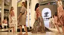 Para model mengenakan busana rancangan Tities Sapoetra dalam Fashion Nation 2018 di Senayan City, Jakarta, Rabu (18/4/). Liputan6.com/Herman Zakharia)